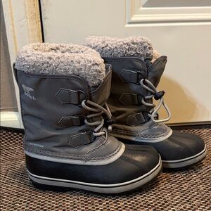 Sorel Charcoal and Black Insulated Boots size 1, unisex